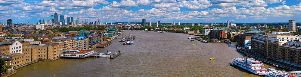 Pohled na vchodn st Londna z horn lvky Tower Bridge.