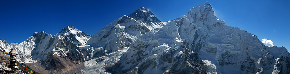 irok vhled z Kala Patharu: Khumbutse, sedlo Lho La, vzadu za sedlem v Tibetu vrchol Changtse, dle vpravo Mount Everest, Lhotse a Nuptse.